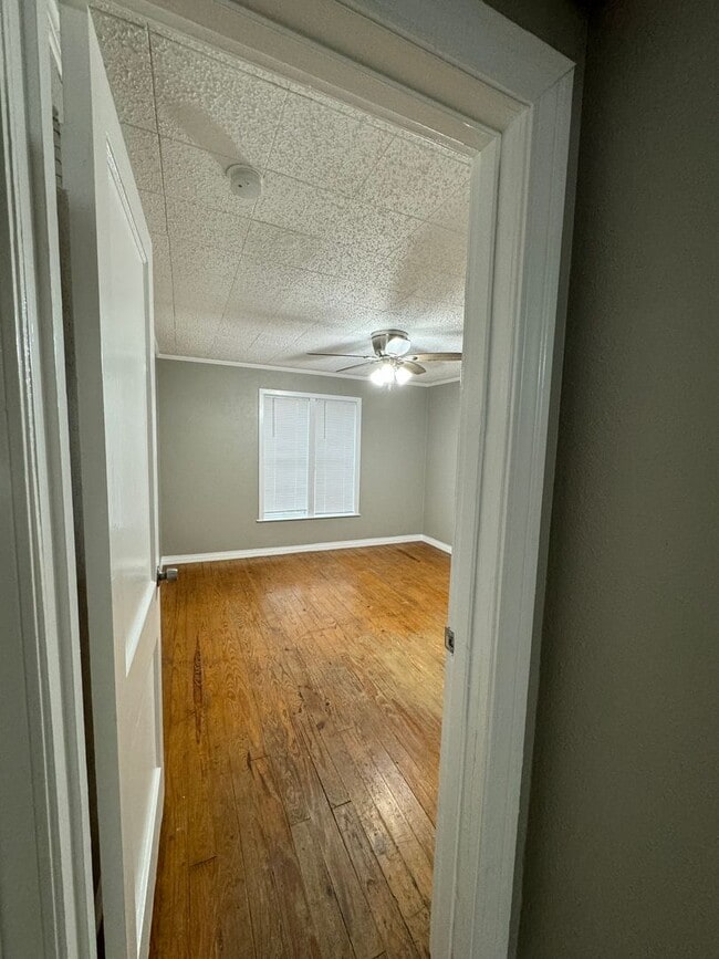 Building Photo - 5633 Highland Ave