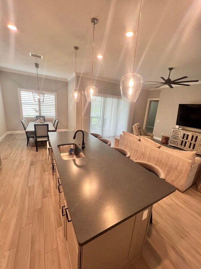 Building Photo - 655 S E Boboli Way