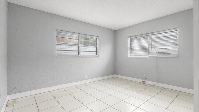 Building Photo - 626 SW 14th Ave