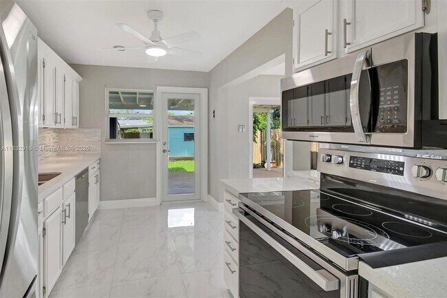 Building Photo - 320 NW 51st Ct