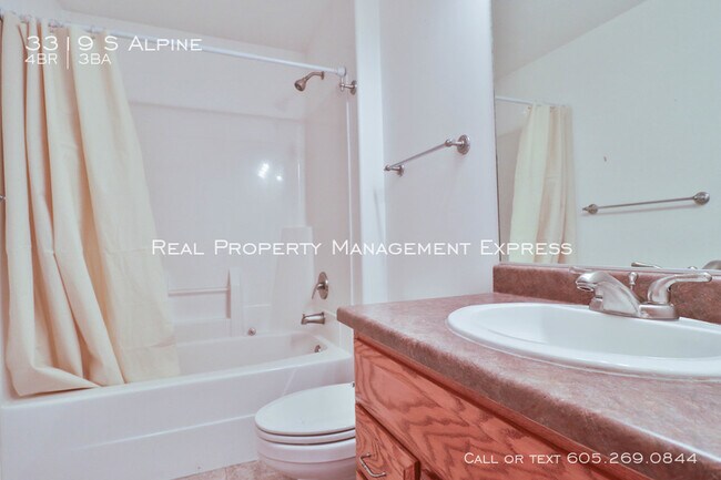 Building Photo - Perfect 4 bedroom 3 bathroom home 2200 sq ft!