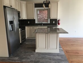 Building Photo - 194 Parkhurst St