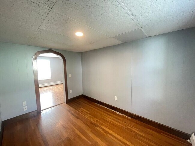 Building Photo - 37 Branch St