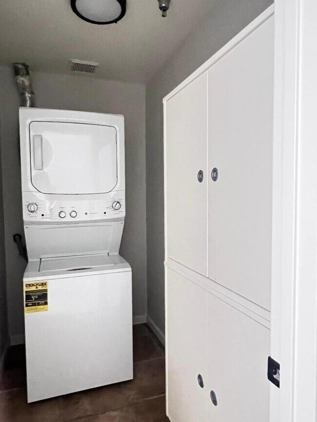 Building Photo - 880 E Fremont Ave