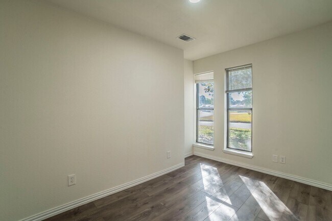 Building Photo - Newly Remodeled & Ready to Move In!
