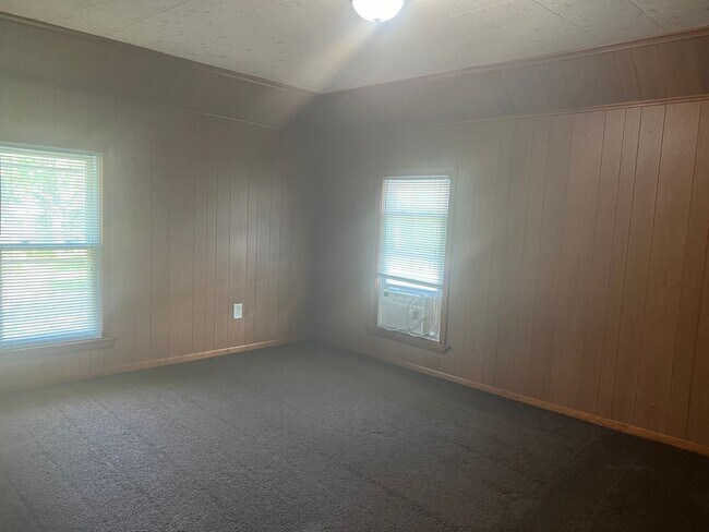 Building Photo - Charming Forest Lake View - Includes UTILITIES