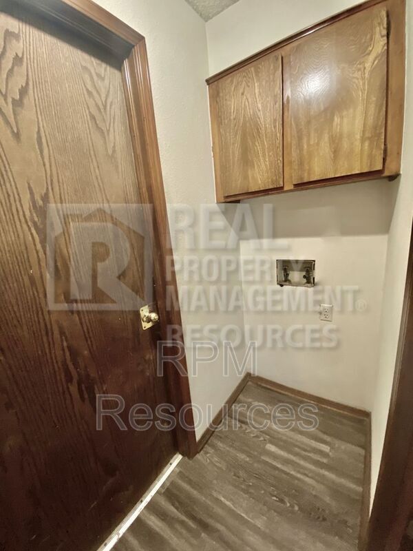 Building Photo - 913 Clear Creek