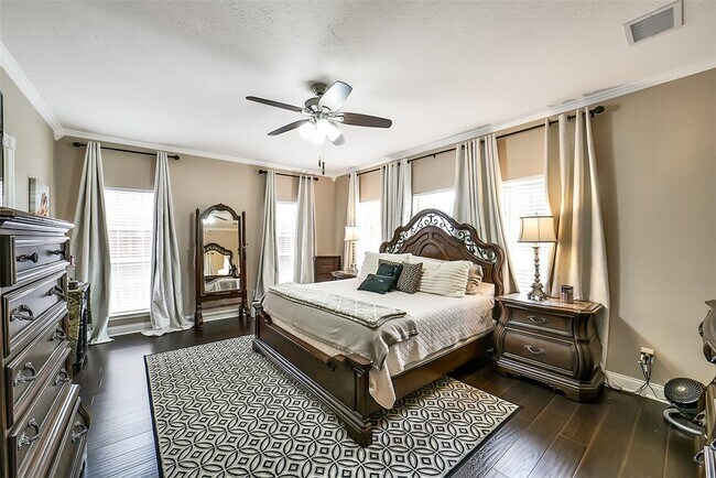 Building Photo - 3711 Pinehurst Dr