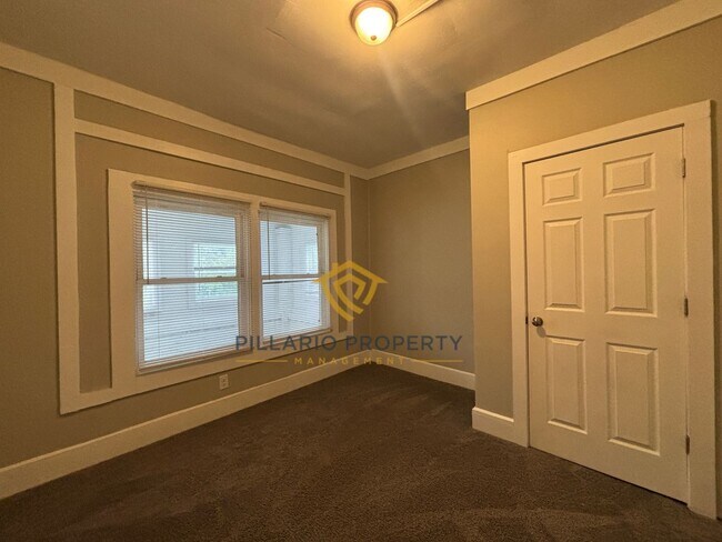 Building Photo - Renovated, 3 Bedroom Near Indy Motor Speedway Home Available NOW!