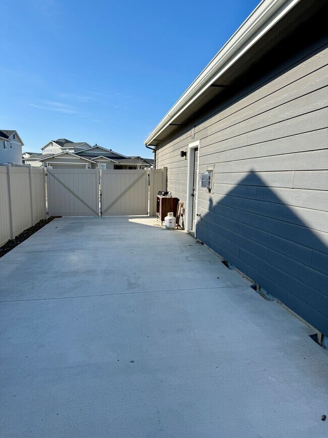 Building Photo - Welcome to this stunning newer home located in the vibrant city of Nampa, ID