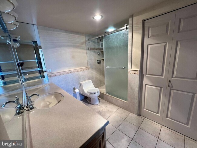 Building Photo - 200 Locust St