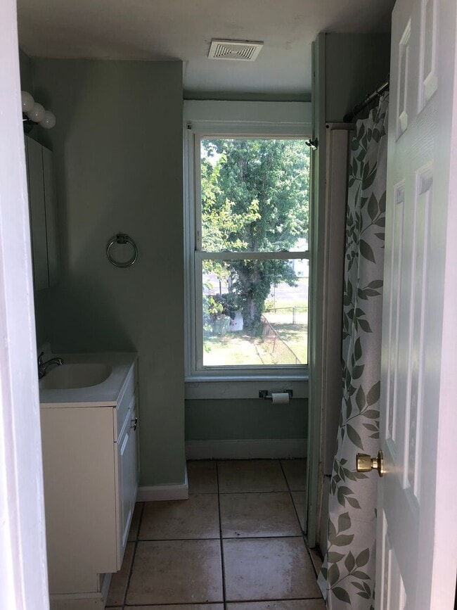 Building Photo - 3 Bedroom/1.5 Bath Northside Home ***Avail...