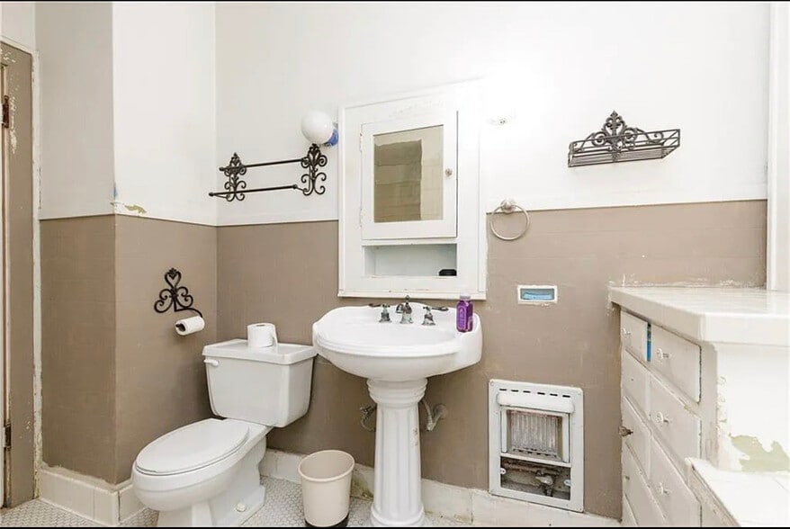 Bathroom - 208 E Ligustrum Blvd
