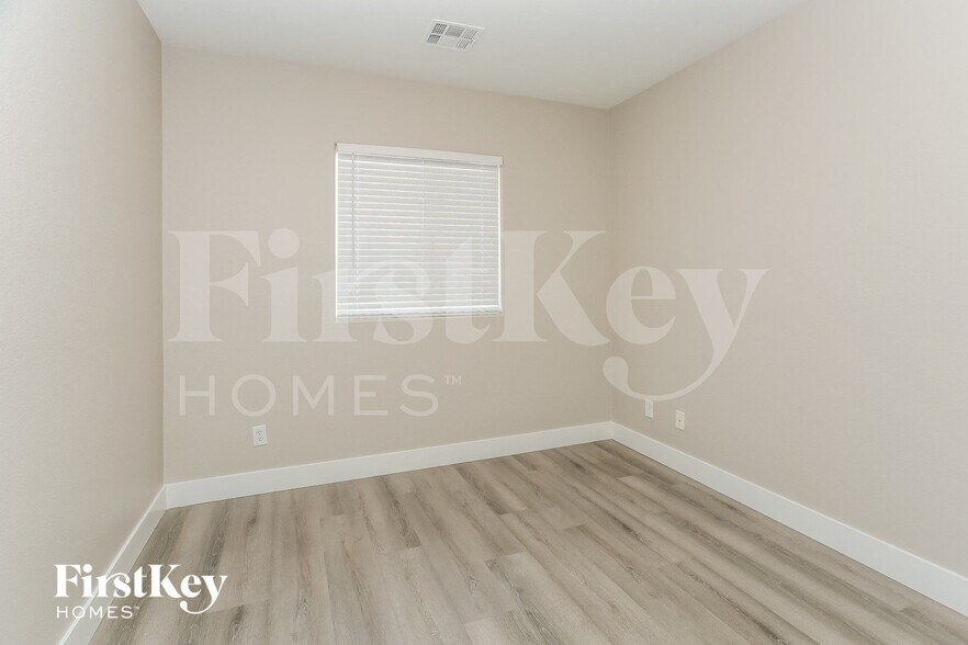 Building Photo - 6834 N Dovecote Ave