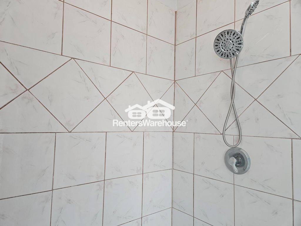 Building Photo - 5027 Creekmont Dr