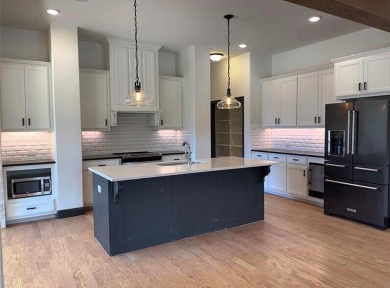 Building Photo - 560 Inwood St