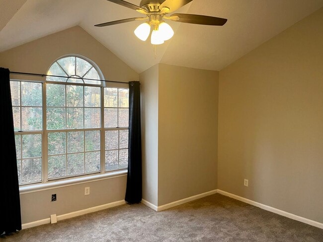 Building Photo - Forest Townhome