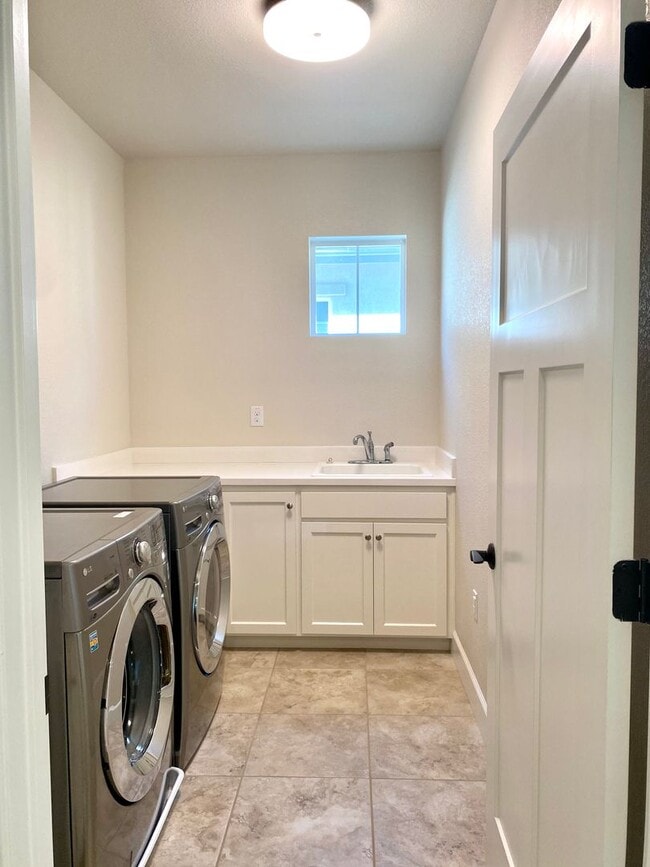 Building Photo - Stunning five bedroom in The Cannery