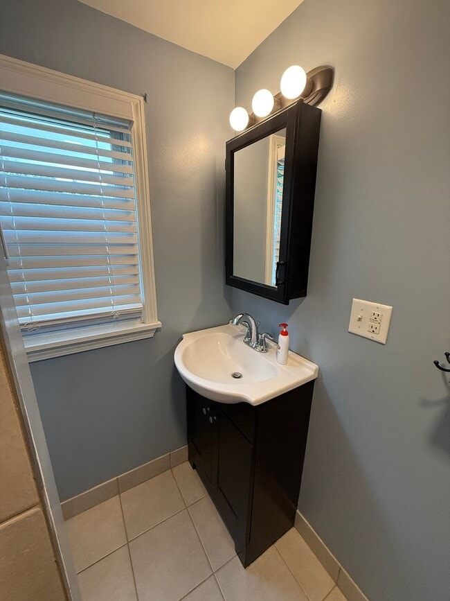 Building Photo - Charming Cape Cod Near Airport with Modern...
