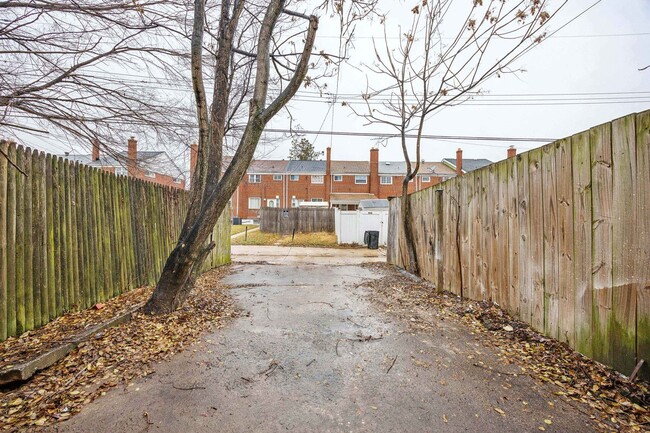 Building Photo - Three-Bedroom House In Dundalk