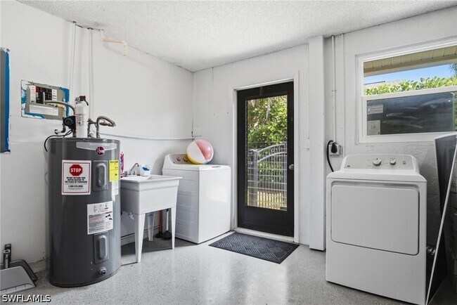 Building Photo - 455 Bayside Ave