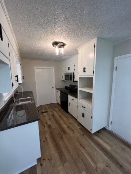 Building Photo - 2840 Shady Ln W