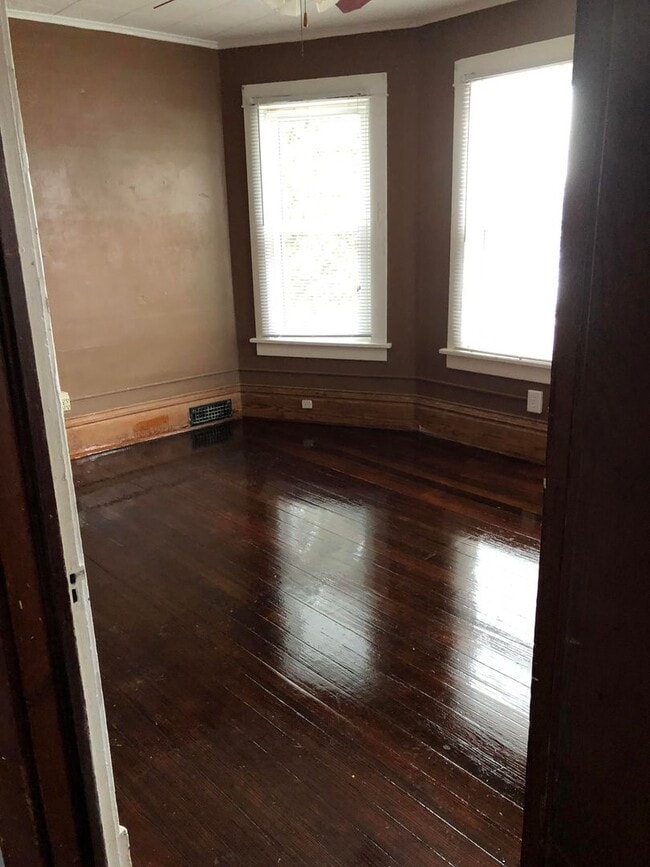 Building Photo - 3 bedroom/2 bath home w/partially fenced y...