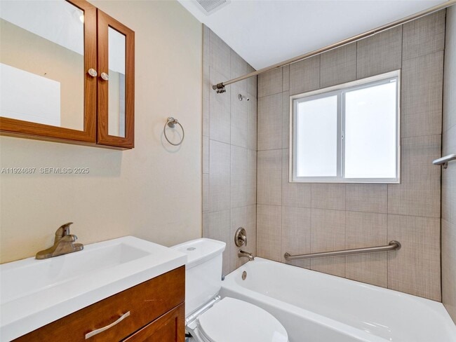 Building Photo - 1520 NE 14th Terrace