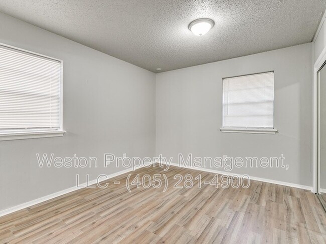 Building Photo - 1011 Crown Dr