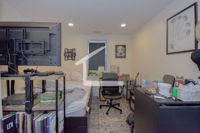 Building Photo - HUge 3 bed in Allston