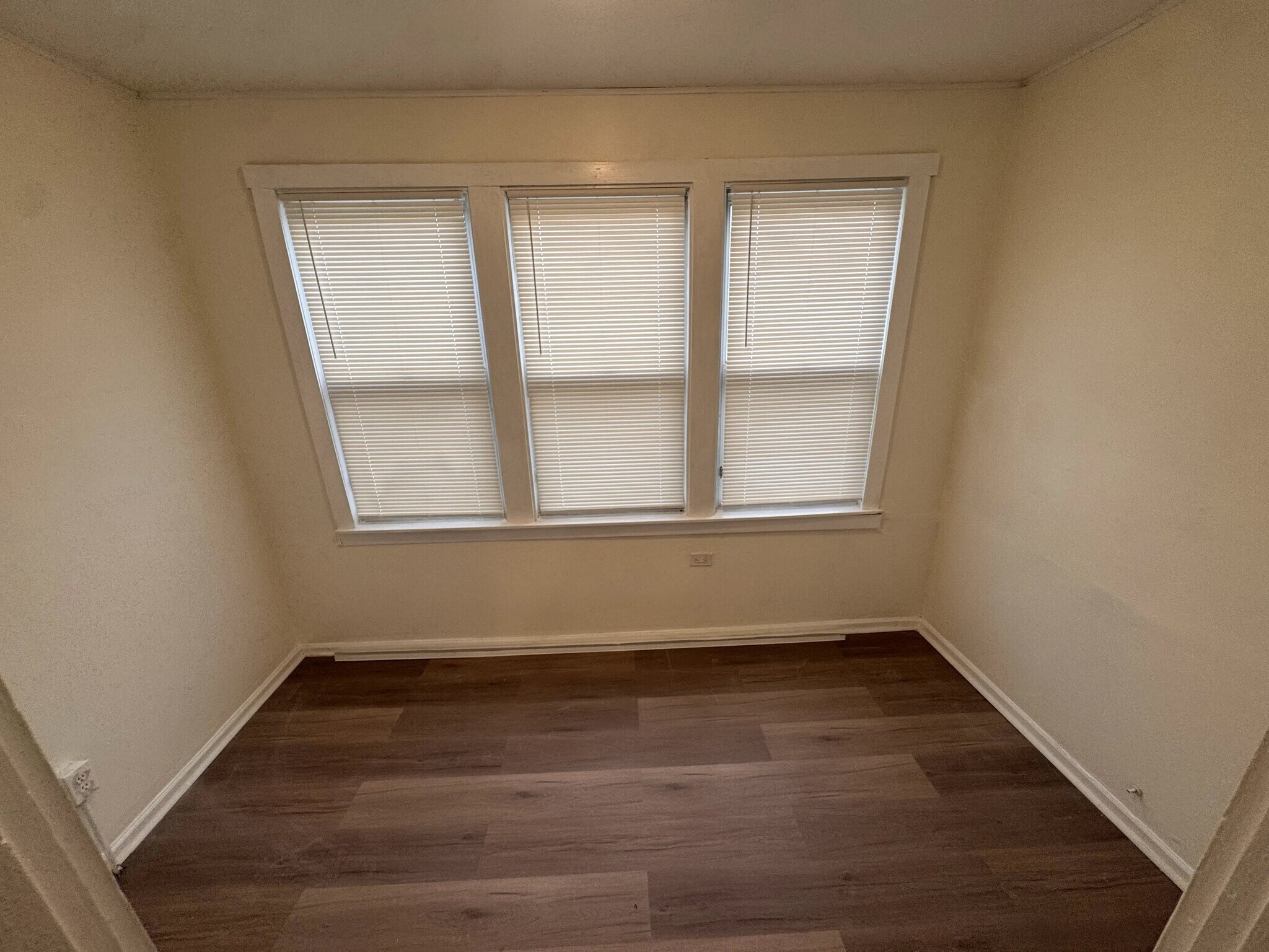 Building Photo - 8046 S Langley Ave