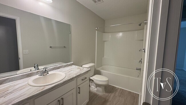 Building Photo - RATE DROP ALERT (was $2500/month) and MOVE-IN SPECIAL: $400 OFF 1ST MONTH'S RENT!**