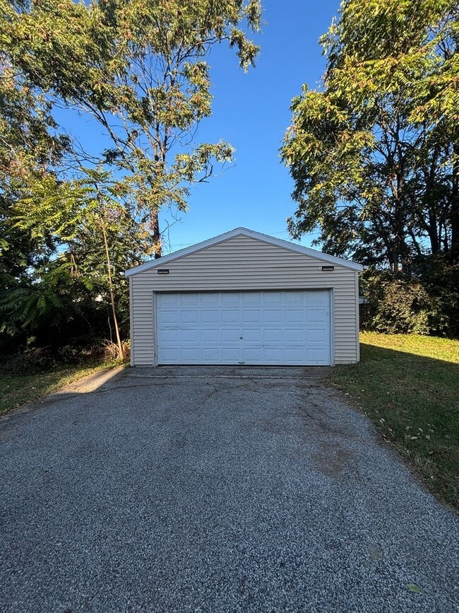 Building Photo - Beautifully Renovated 3-Bedroom Home – Sec...