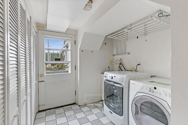 Building Photo - Sunny 4 BR home with lots of space!