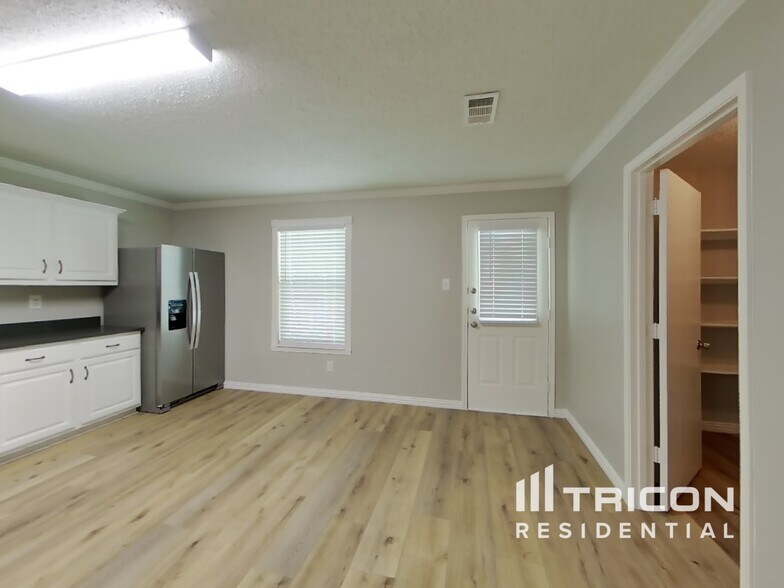 Building Photo - 8009 Mosstree Dr