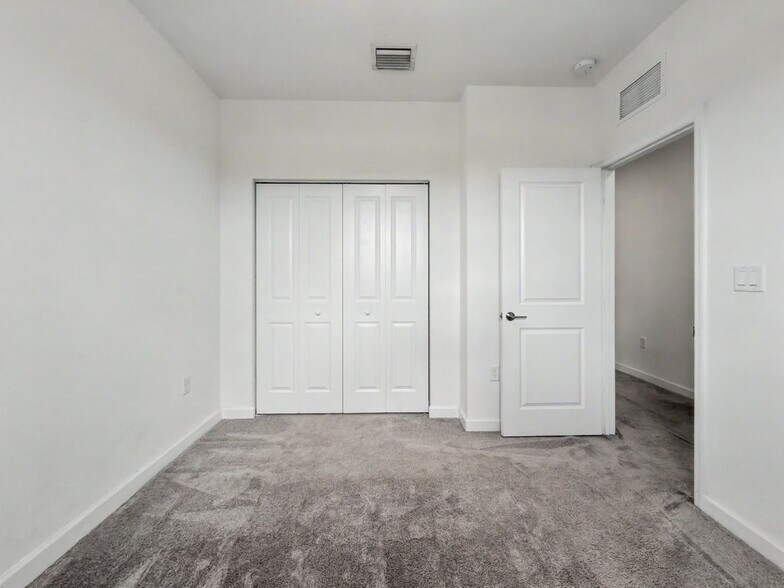 Building Photo - 2644 SE 15th Ct