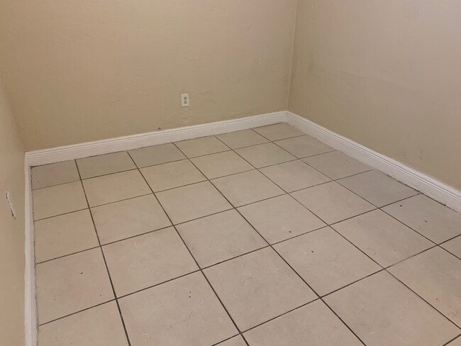 Building Photo - 825 N 19th Ave Hollywood, FL 33020-3596