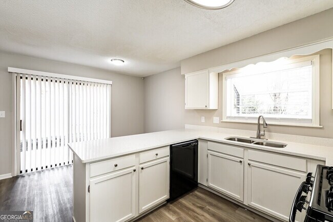 Building Photo - 4220 Pineset Dr