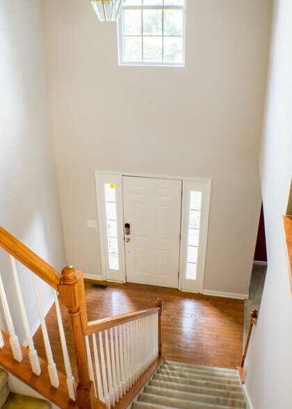 Building Photo - 140 Grove Ln S