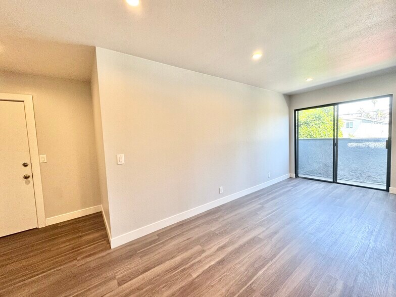 Building Photo - 619 N Kingsley Dr