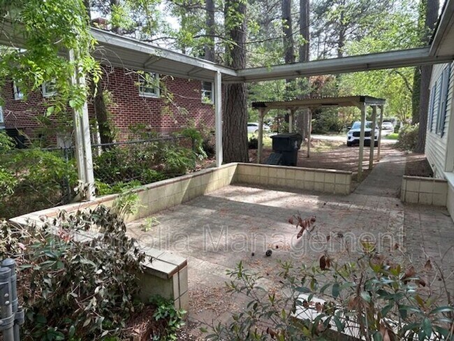 Building Photo - 930 Buckhorn St