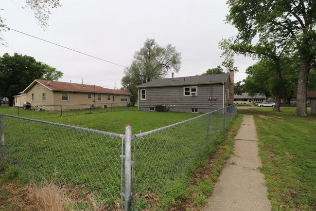 Building Photo - Spacious home for rent!