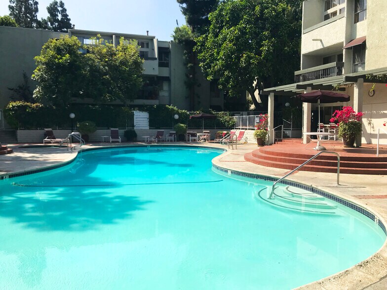 Building Photo - 4900 Overland Ave