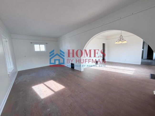 Building Photo - Three Bedroom House