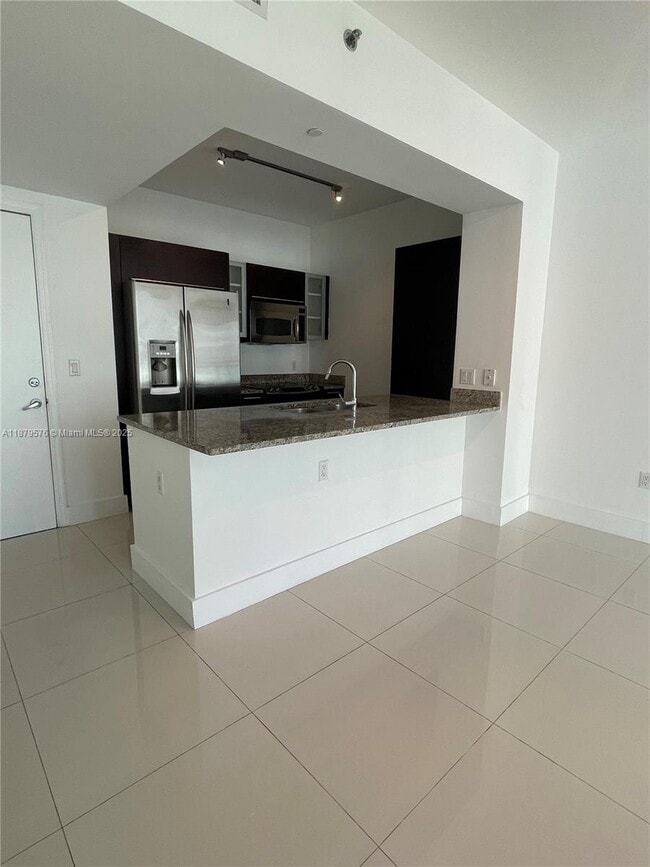 Building Photo - 950 Brickell Bay Dr