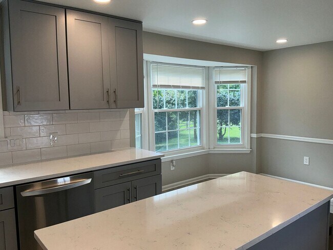 Building Photo - Beautiful 4BR 2.5BA corner lot Colonial wi...