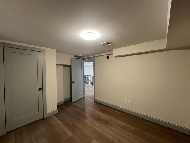 Building Photo - 160 Seabury St