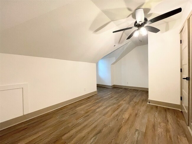 Building Photo - 210 Crescent Dr