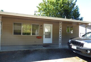 Building Photo - 1801-1803 Park Ave NE Salem, OR 97301