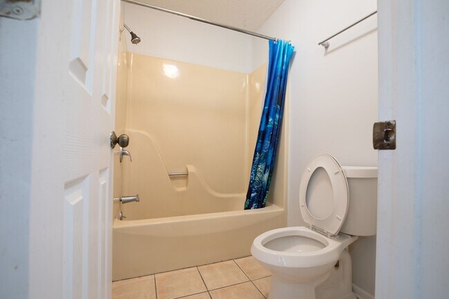 Building Photo - 3 bed 2.5 bsth